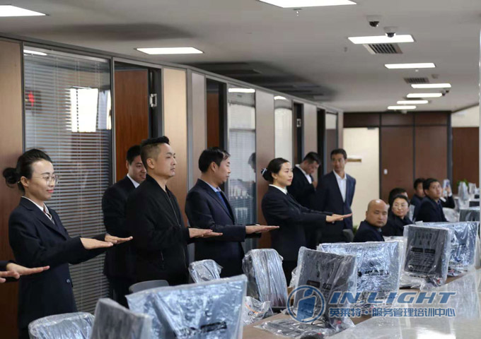 4上岗之前的形象检查.jpg 4上岗之前的形象检查.jpg